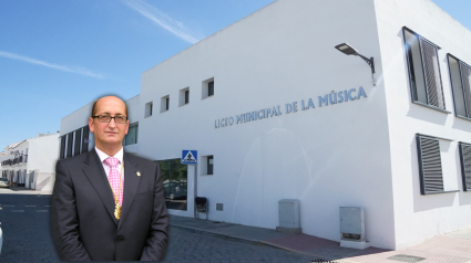 Fachada del Liceo de la Música de Moguer y Juan José Volante Padilla