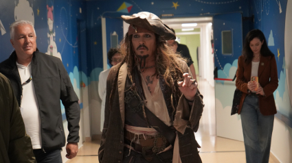 Johnny Depp con los niños ingresados en la unidad oncológica del hospital Donosti