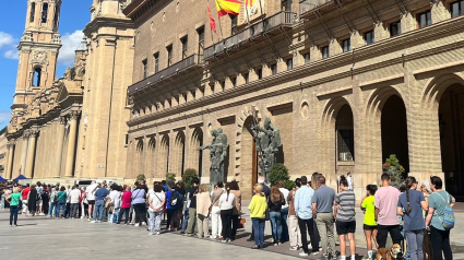 Colas kilométricas a las puertas de la Basílica del Pilar para conseguir la nueva cinta 'cachirulo'.