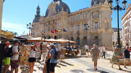 Las fiestas y el buen tiempo llenan de turistas Cartagena