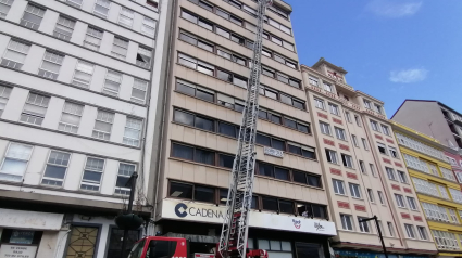 Los bomberos de Ferrol accediendo a la vivienda de la plaza de España