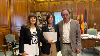 Benito Serrano y Laura Prieto con la presidenta de ASPACE, Milagros Pérez