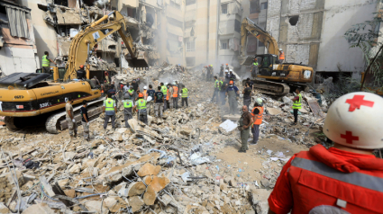 Trabajos de búsqueda y rescate tras un bombardeo del Ejército de Israel contra la capital de Líbano, Beirut