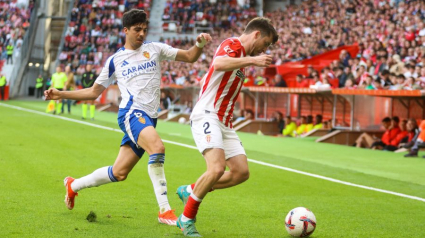 Enrique Clemente, expulsado, fue el protagonista negativo en el Real Zaragoza. En la imagen, junto a Guille Rosas, autor del gol del Sporting