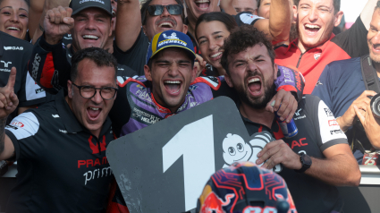 Jorge Martin celebra la victoria en el circuito de Mandalika junto a su equipo.