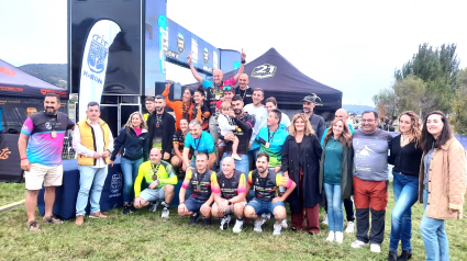 Foto de entrega de premios con los ganadores en el paseo marítimo de Xuvia