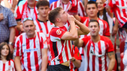 Jauregizar besando el escudo del Athletic después de marcar el primer gol del partido