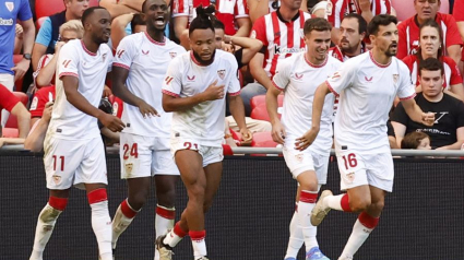 Los jugadores del Sevilla celebran el gol ante el Athletic