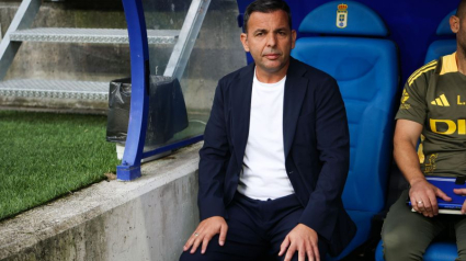 Javi Calleja en el banquillo del Carlos Tartiere.