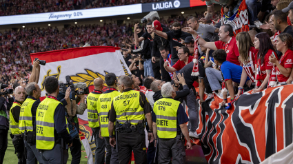 Los ultras del Atlético de Madrid se encaran con la seguridad del Metropolitano.