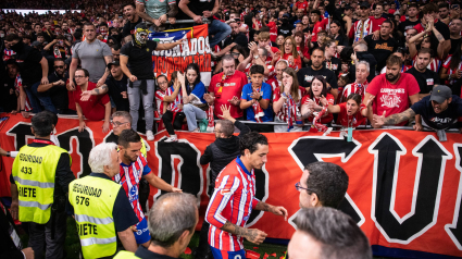 Koke y Giménez se dirigen a sus aficionados del fondo sur.