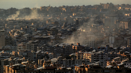 Columnas de humo se elevan tras los ataques aéreos israelíes en varios puntos del suburbio sur de Beirut