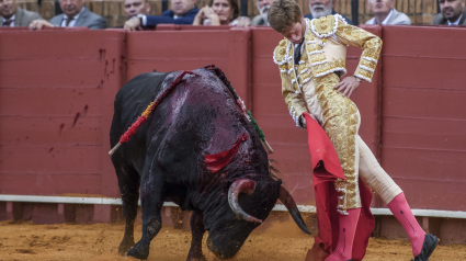 Borja Jiménez en su primer toro de la tarde este sábado en Sevilla