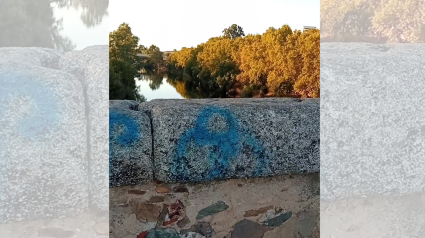 Indignación en Mérida por una pintada en el histórico Puente Romano