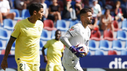 Luis Maximiano (UD Almería) detiene un balón ante el Levante