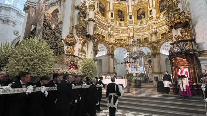 D. José María Gil, Arzobispo de Granada, recibe a la Virgen de las Angustias en la Catedral