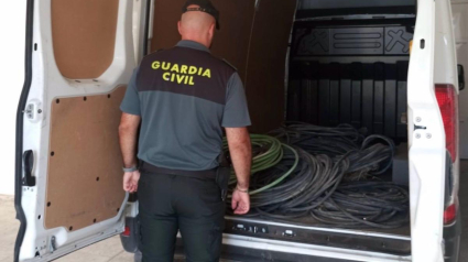 Agente de la Guardia Civil inspecciona el material robado