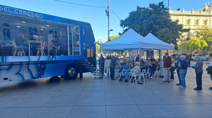 Cientos de madrileños acuden al autobús del cerebro