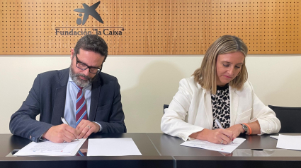 La consejera de Política Social y el director de Personas Mayores de Fundación La Caixa, firman el convenio de colaboración