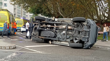 Coche volcado al lado de O Ventorrillo