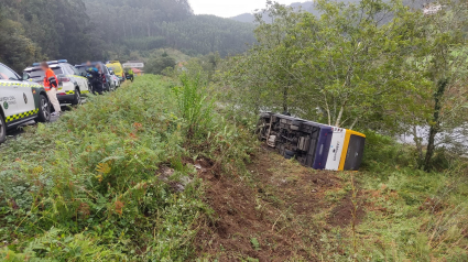 El autobús quedó volcado fuera de la vía