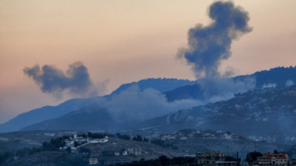 30 September 2024, Lebanon, Qliyaa: Heavy smoke of Israeli air raids billows from the southern Lebanese border town Khiam. Photo: Stringer/dpa

30/9/2024 ONLY FOR USE IN SPAIN