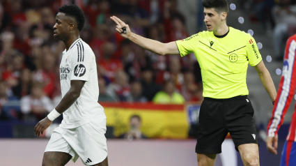 MADRID, 29/09/2024.- El árbitro Busquets Ferrer (d) y el delantero del Real Madrid Vinicius Junior, durante el partido de la LaLiga EA Sports que Atlético de Madrid y Real Madrid disputan este domingo en el estadio Civitas Metropolitano. EFE/Ballesteros