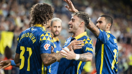 Fabio Silva celebra con sus compañeros tras marcar ante el Villarreal