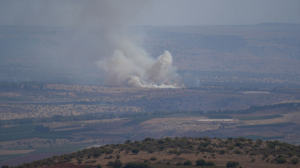 Columnas de humo se elevan desde una zona alcanzada por cohetes lanzados desde el Líbano, en los Altos del Golán ocupados por Israel.