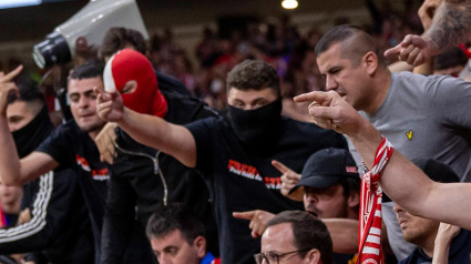 Miembros del Frente Atlético, con pasamontañas tras el lanzamiento de objetos a Courtois en el Estadio Metropolitano