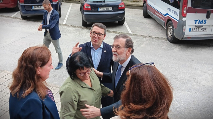 El gobierno municipal de Ribadeo recibió al expresidente del Gobierno, Mariano Rajoy, a las puertas de la casa consistorial