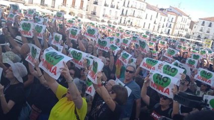 Manifestación de la Plataforma Salvemos la Montaña en la Plaza Mayor de Cáceres