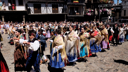 Ofertorio y bailes en la festividad de la Virgen de la Asunción en La Alberca