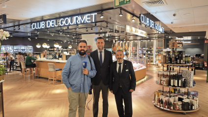 Carlos Hernández Martín- Moré y Manuel Fernández junto a Fran Viñuela en la zona Gourmet de El Corte Inglés