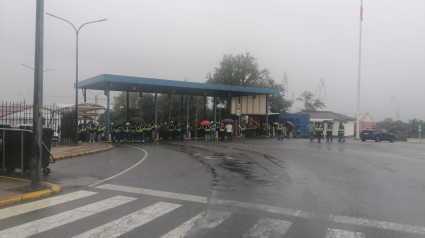 Los trabajadores de Navantia Ferrol se concentraron a la entrada del astillero este martes