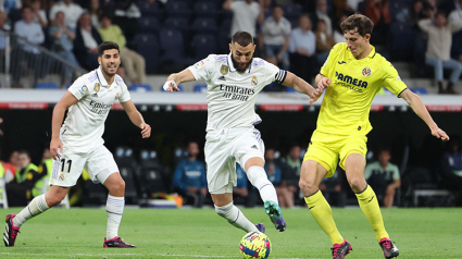 Pau Torres pugnando con Benzema en un Real Madrid-Villarreal