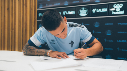 Hugo Sotelo firmando su nuevo contrato con el Celta