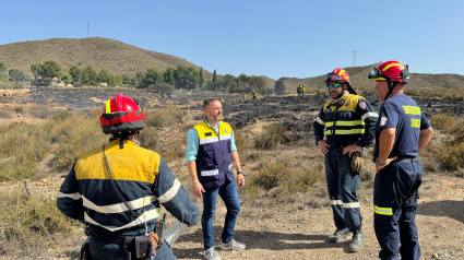 El concejal de Emergencias y efectivos del Plan Infomur durante un conato de incendio