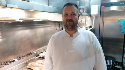 Samuel Curbeira en la cocina de su negocio de la calle Iglesia de Ferrol