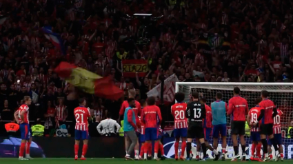 Celebración de los jugadores del Atlético con el Frente tras el derbi