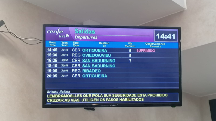 La pantalla de la estación de Ferrol con la cancelación este martes