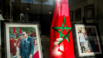 Bandera de Marruecos y retrato de Mohammed VI