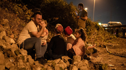 La gente se refugia en una carretera en Tel Aviv, durante una advertencia sobre misiles lanzados desde Irán