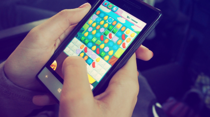 Una persona con un móvil jugando al Candy Crush