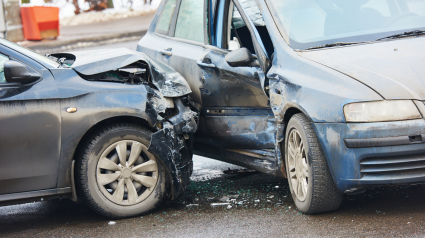 Un accidente entre dos coches