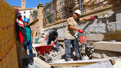 Trabajadores retoman los trabajos en el exterior del templo, en la zona que ocupaba la escalinata