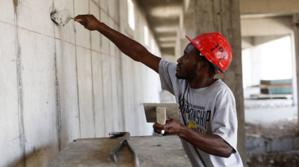 Imagen de archivo de un ciudadano extranjero en el sector de la construcción.