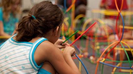 Una niña concentrada en su juego