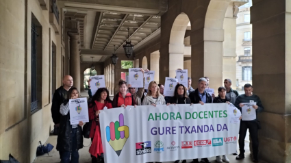 Concentración en Pamplona de los sindicatos de Educación Steilas, ANPE, Afapna, LAB, CCOO, ELA y UGT