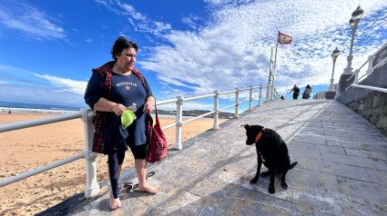 Eva, junto a Cala, en una de las rampas de acceso a la playa de San Lorenzo, en Gijón